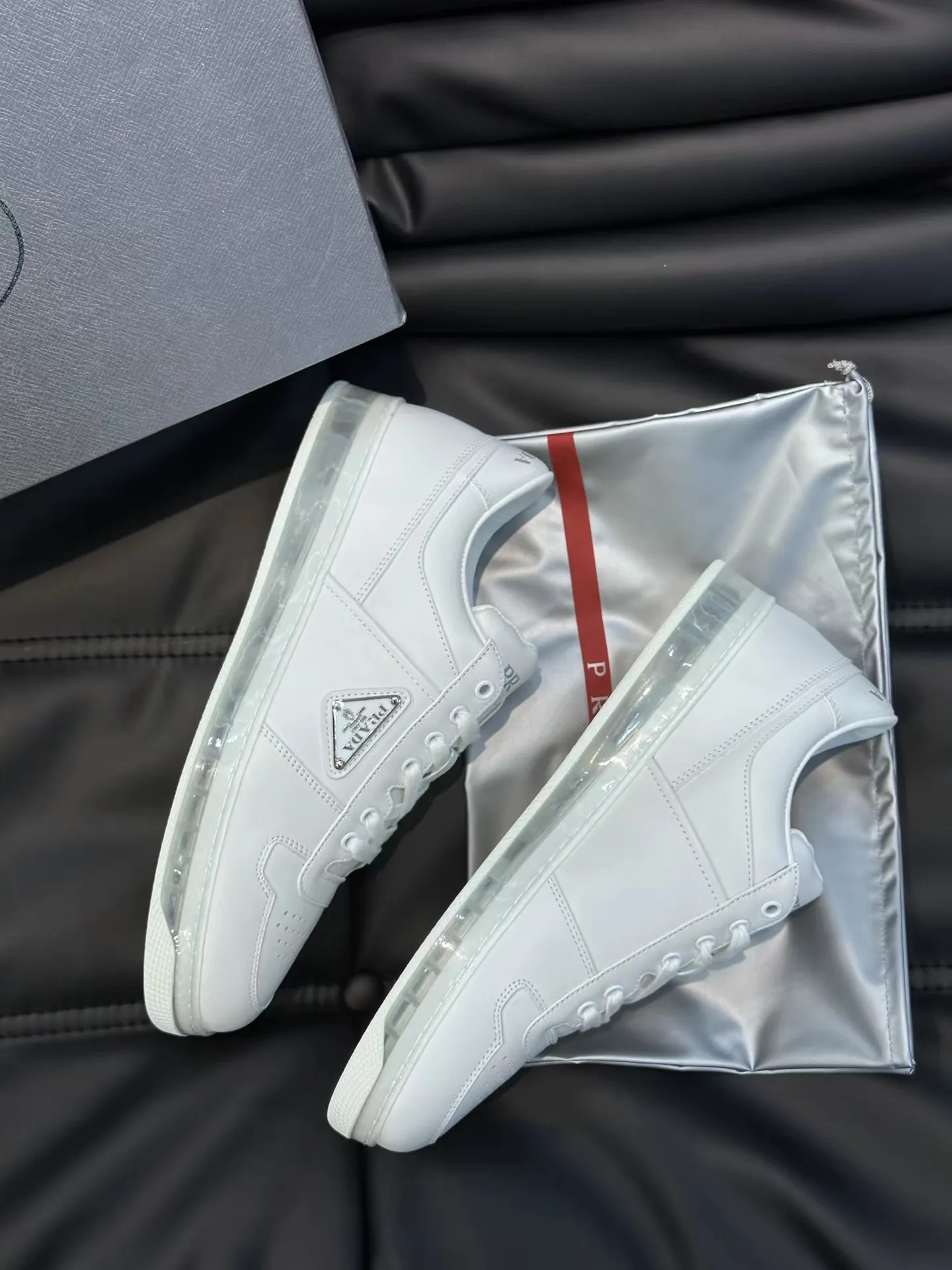 P420 38-45 Prada Prada’s new men’s leather sneakers, the highest version on the market, any comparison is welcome🆚! The original leather has excellent texture and is super high-end! Fetal sheep net lining imported from Italy, removable pad! Luxurious materials and fine workmanship, highly recommended!